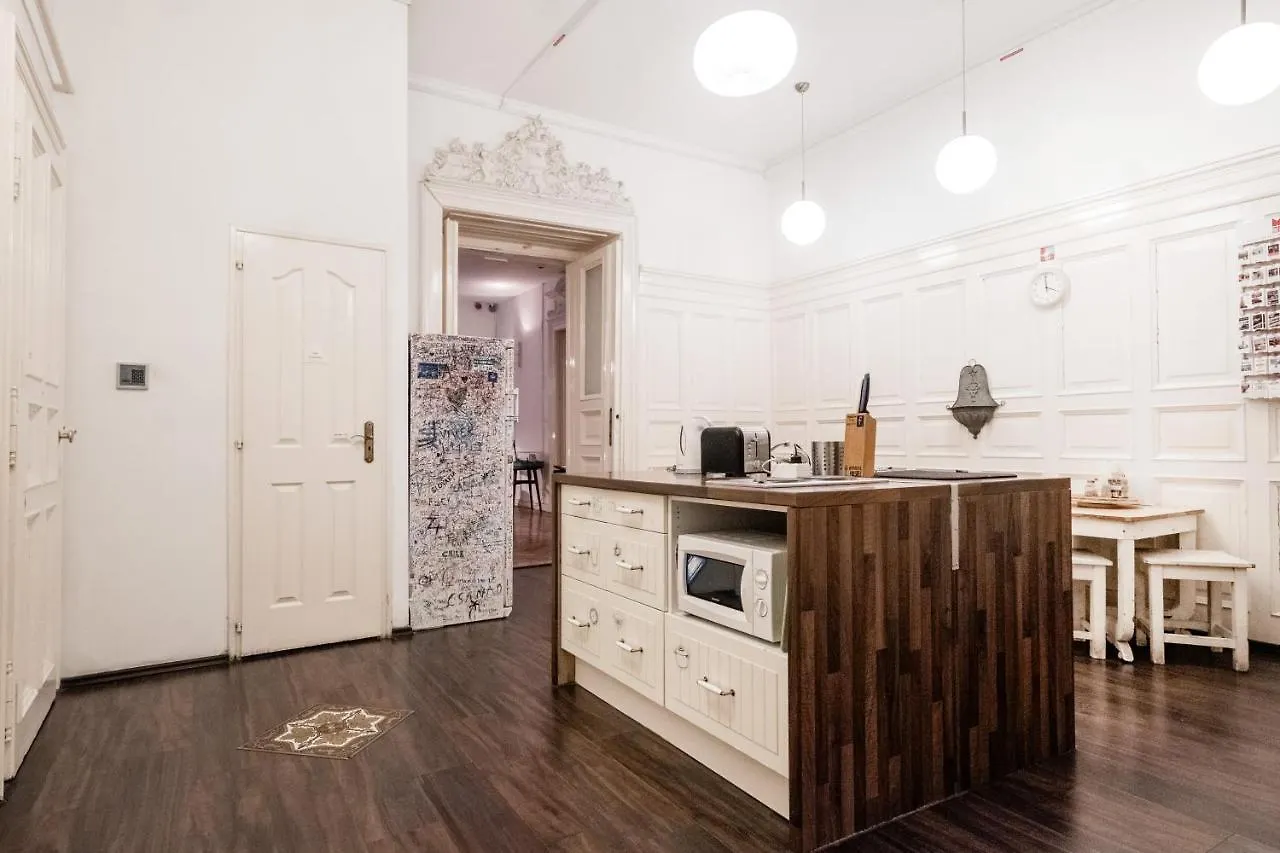 Baroque Hostel & Coworking Budapest